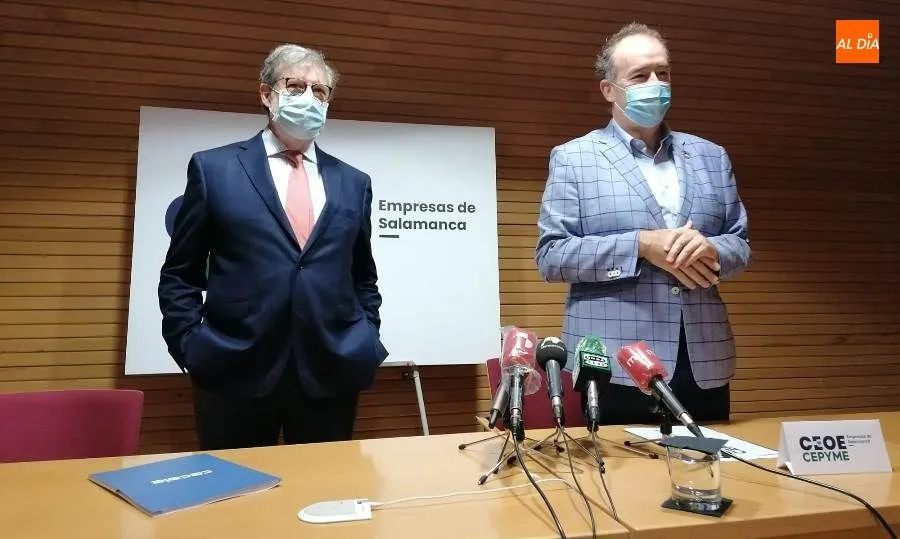 El presidente de CONFAES, Juan Manuel Gómez, y el presidente de CECALE, Santiago Aparicio. Foto de Lydia González