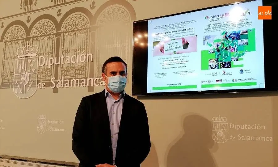 El diputado de empleo y desarrollo rural, Antonio Labrador, presenta la II Convocatoria del Proyecto CRECEER, de mejora de la competitividad de las pymes y autónomos en el entorno rural. Foto de Lydia González