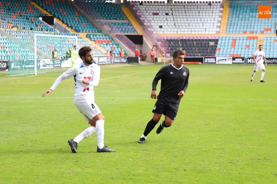 Jorge Mora presiona a un jugador del Rayo Majadahonda