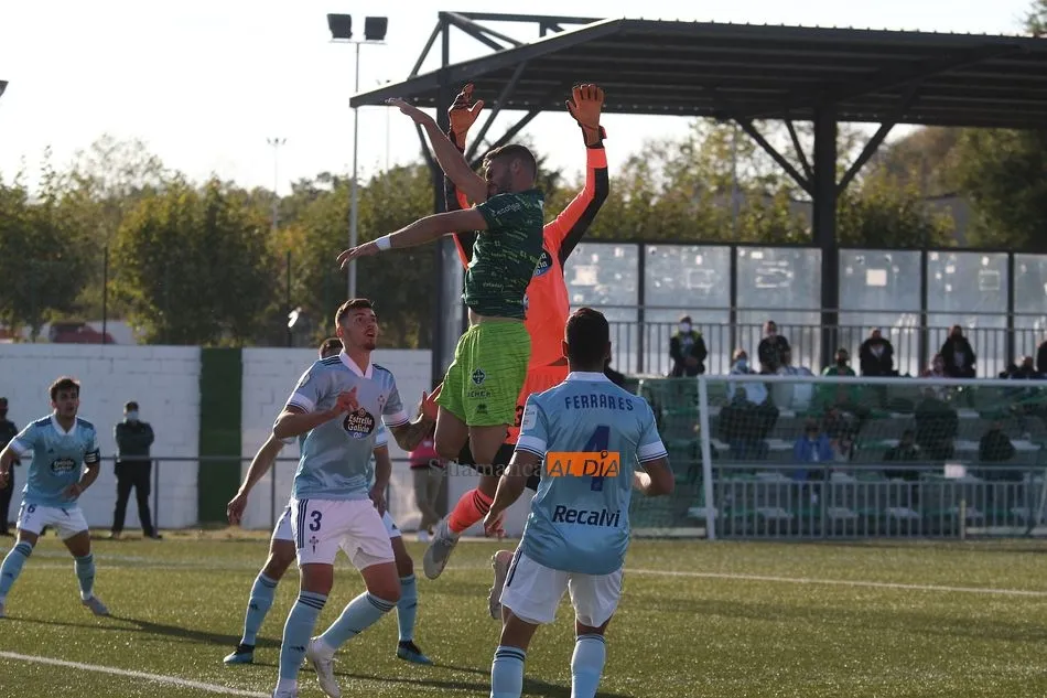 Una disputa aérea por el balón