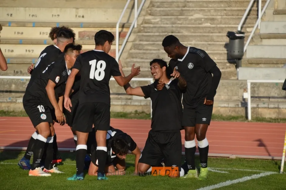 Clay Silvas celebra su gol con el resto de la plantilla / Carlos Cuervo