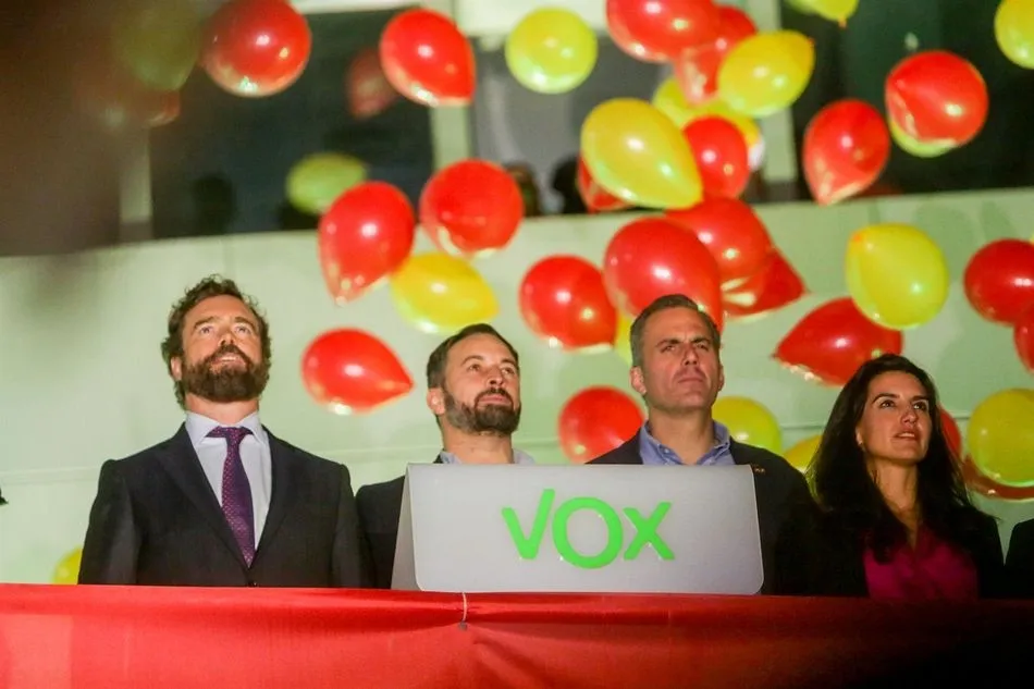 El líder de Vox, Santiago Abascal, junto a los dirigentes del partido la noche electoral de noviembre de 2019 - Ricardo Rubio - Europa Press - Archivo