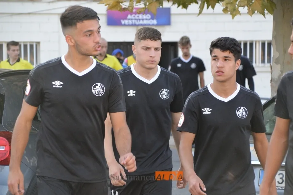 Willy, Nico y Elías regresan a Las Pistas tras su paso por el vestuario del Helmántico al descanso