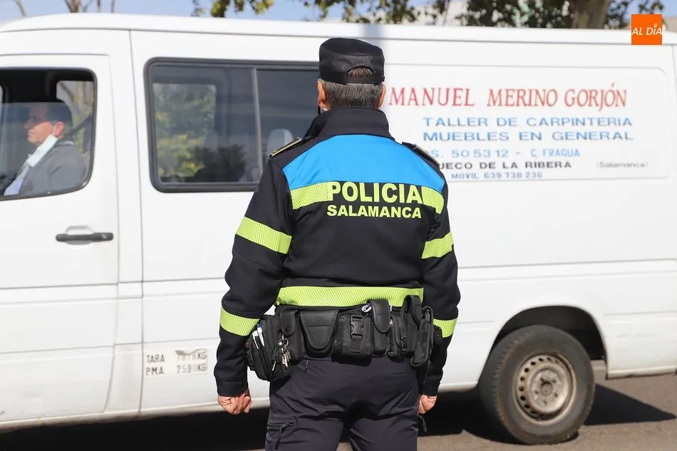 Un agente de la Policía Local de servicio - Lydia González