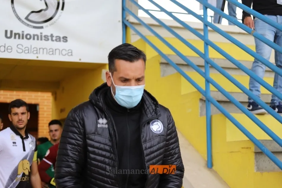 Hernán Pérez, de camino al banquillo, en el Reina Sofía