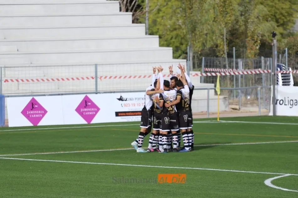 Piña de los jugadores de Unionistas para dedicar el gol de Rojo, primero de la temporada, a la UDS / Lydia González