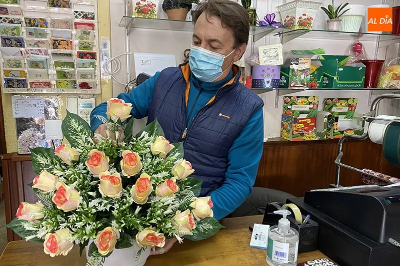 Floristería Peñaranda continua con la preparación de los detalles florales para el Día de Todos los Santos