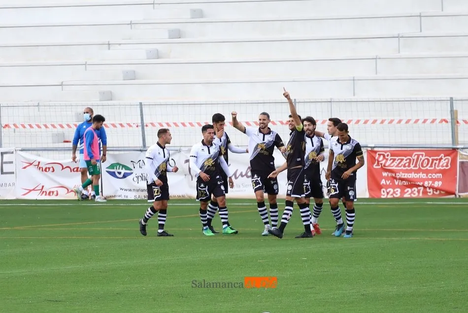 Unionistas celebra uno de sus dos goles al Compostela