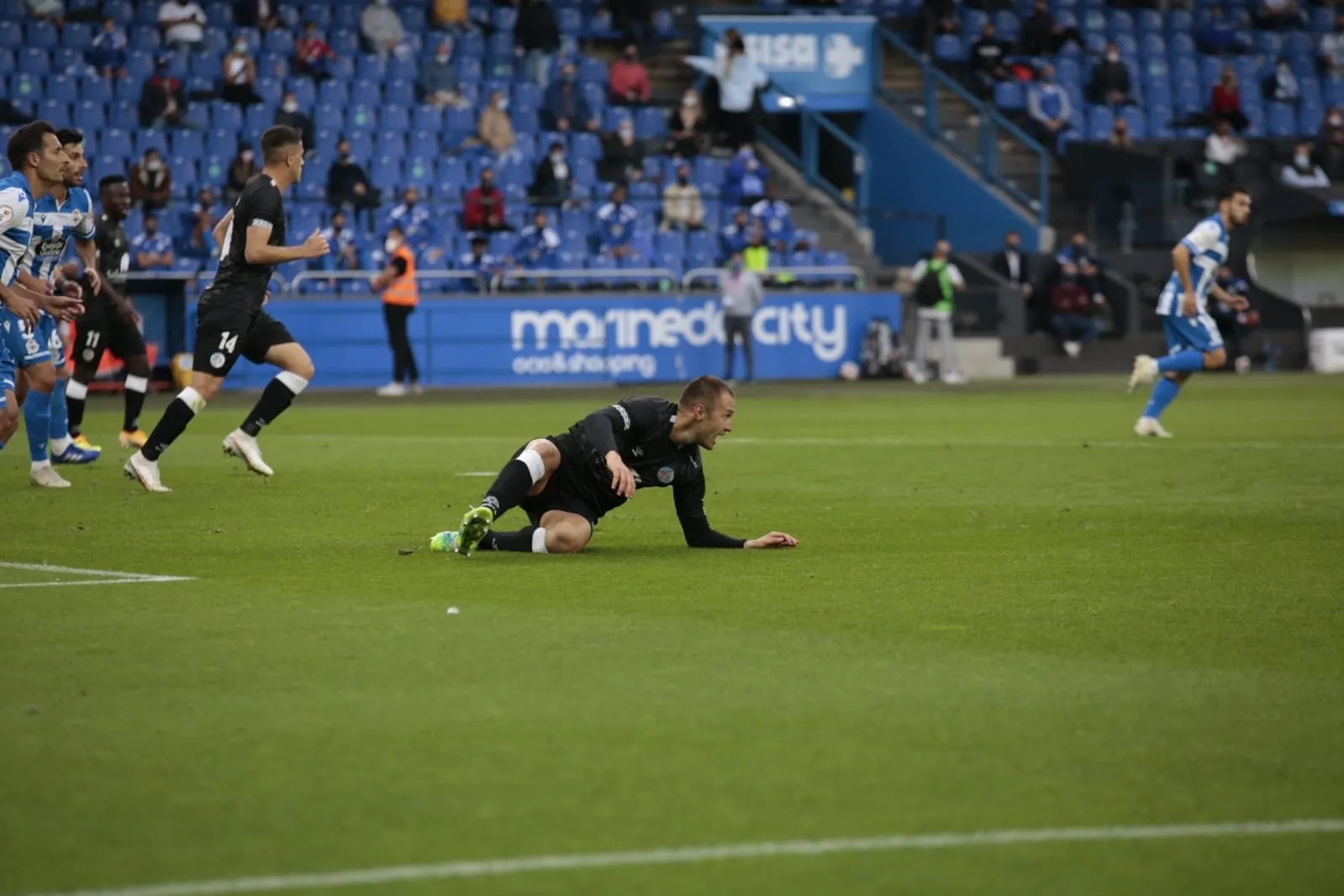 Kristian Álvarez trata de levantarse tras irse al suelo en una acción del partido con el Dépor