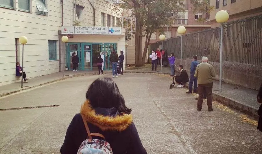 Colas a la puerta del centro de salud de Pizarrales