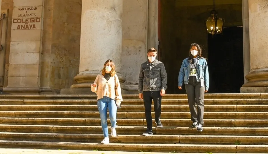Estudiantes de la USAL junto al Palacio de Anaya. Foto USAL