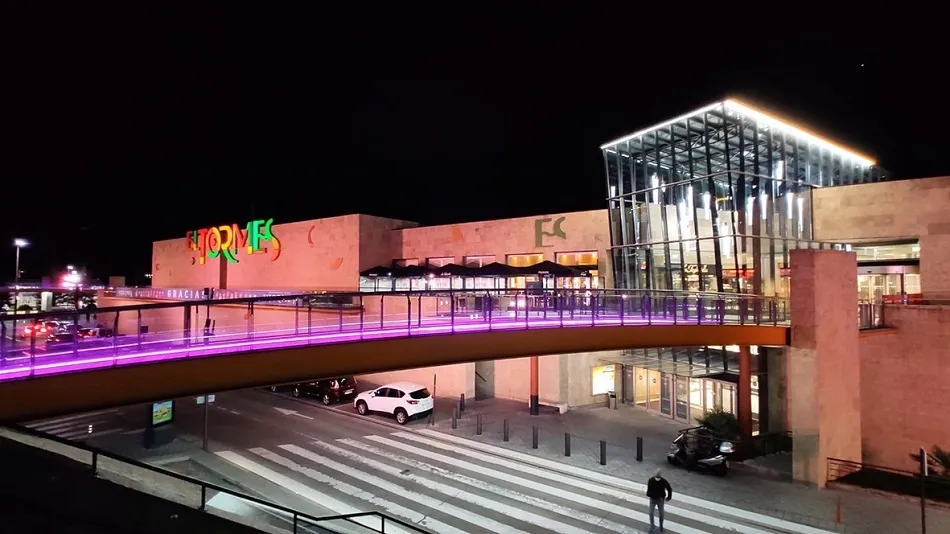 El color rosa ilumina los exteriores del Centro Comercial El Tormes  