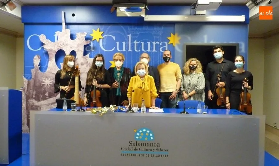 Protagonistas de esta acto literario con Isaura Díaz en el centro