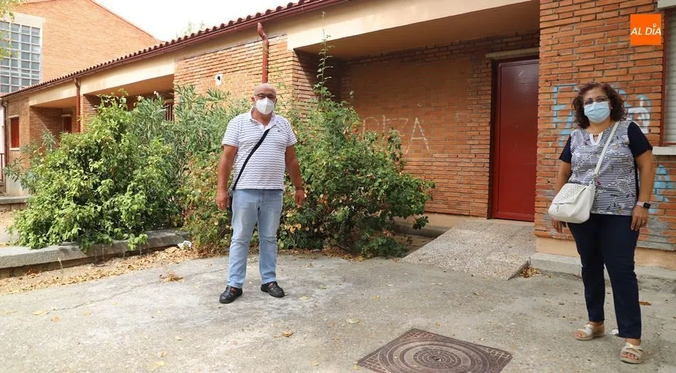 Florencio Martín, tesorero de la asociación Munibar, junto a Isidora Herrero, presidenta. Foto de Lydia González