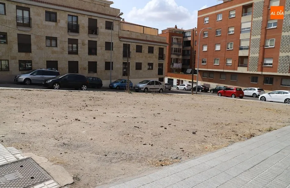 Uno de los solares de Pizarrales, entre las calles Afiladores y Obispo Alcolea, que se podría aprovechar como aparcamiento, según Munibar. Foto de Lydia González