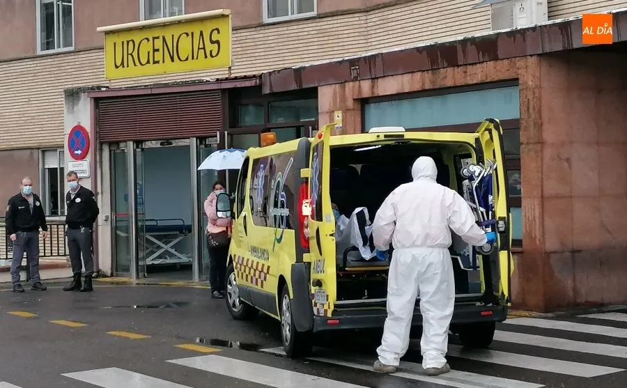 Llegada de una ambulancia al Hospital Clínico. Foto de Lydia González