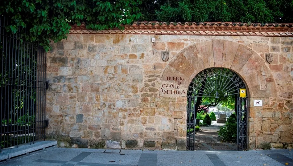 Entrada del huerto de Calixto y Melibea, uno de los lugares literarios de Salamanca. Foto de Manuel Lamas