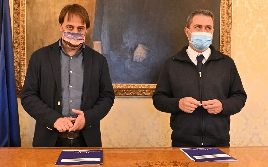Firma de este acuerdo a cargo del concejal de Turismo, Fernando Castaño, y el presidente de la Asociación Provincial Auto-Taxi de Salamanca, Manuel Francisco Egido Gordo