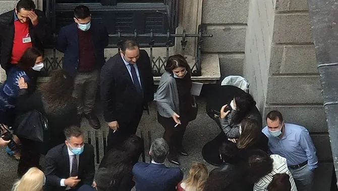 José Luis Ábalos y Adriana Lastra, fumando en el exterior del Congreso