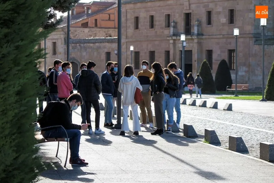 Grupo de jóvenes en el centro de Salamanca. Foto de archivo