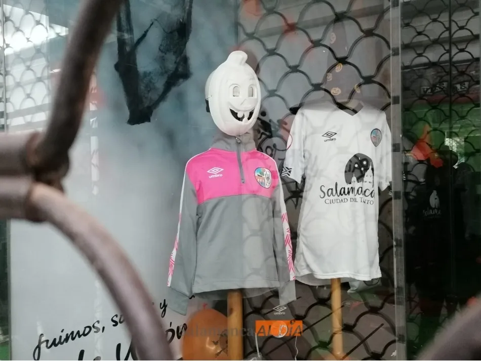 Productos del Salamanca UDS, en la boutique / Lydia González