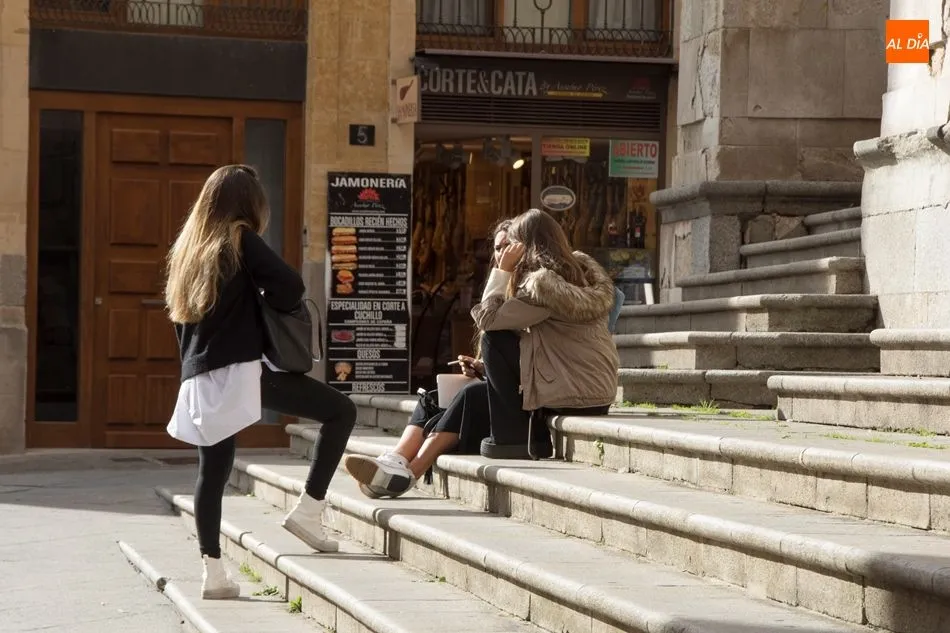 Jóvnes en la calle Compañía, cerca del edificio histórico de la UPSA