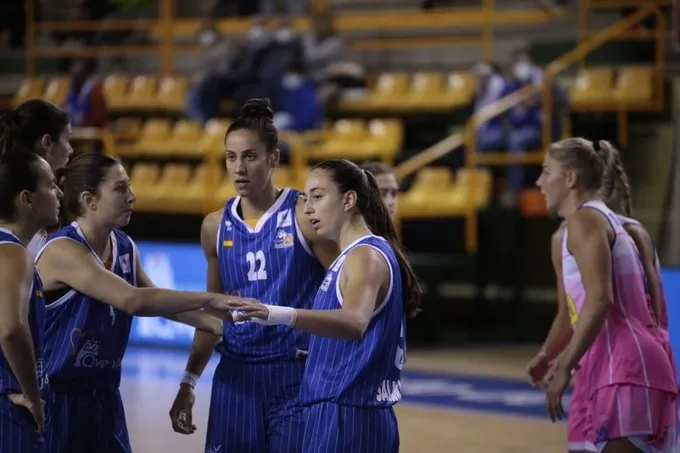 Cazorla, felicitada por su compañeras / CB Avenida