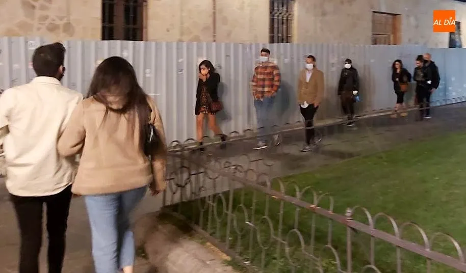 Jóvenes en la plaza de Monterrey en un foto de archivo