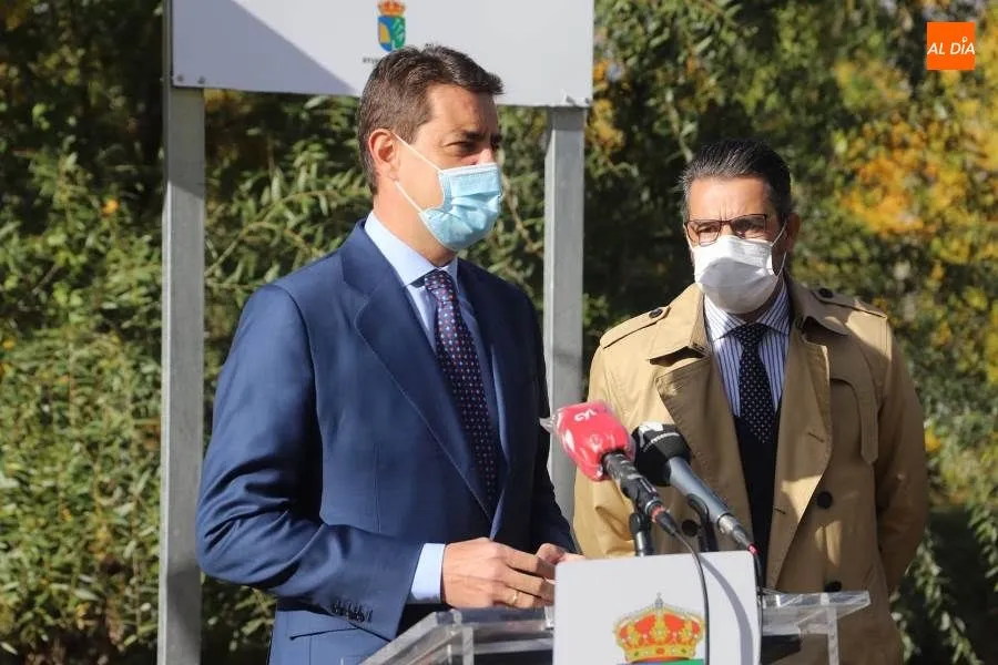 El consejero de la Presidencia, Ángel Ibáñez, hoy en Villamayor. Foto de Lydia González