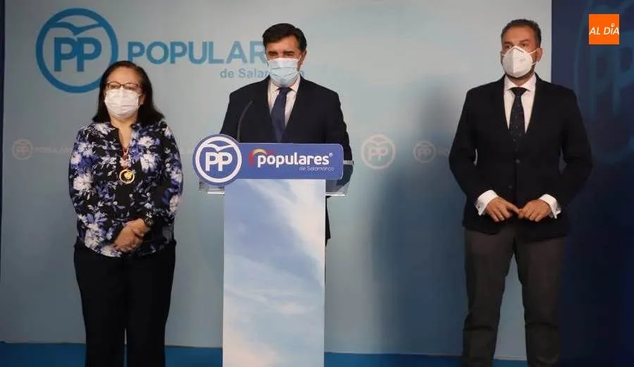 Rueda de prensa de los diputados nacionales del PP por Salamanca, José Antonio Bermudez de Castro y María Jesús Moro, y el senador Bienvenido de Arriba. Foto de Lydia González