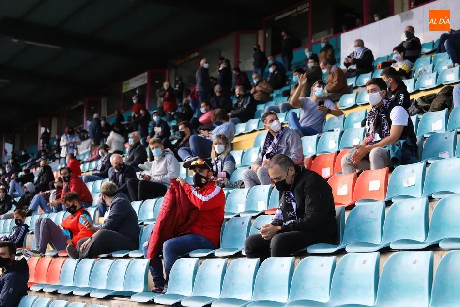 La afición del Salamanca UDS, con las medidas de distancia entre personas, en el Helmántico