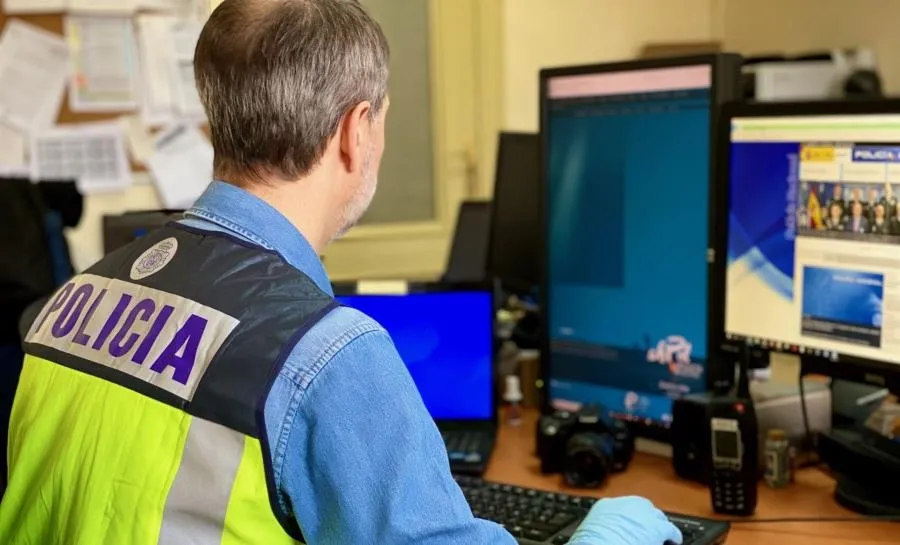Policía investigando delitos en Internet. Foto de la POLICÍA NACIONAL - Archivo