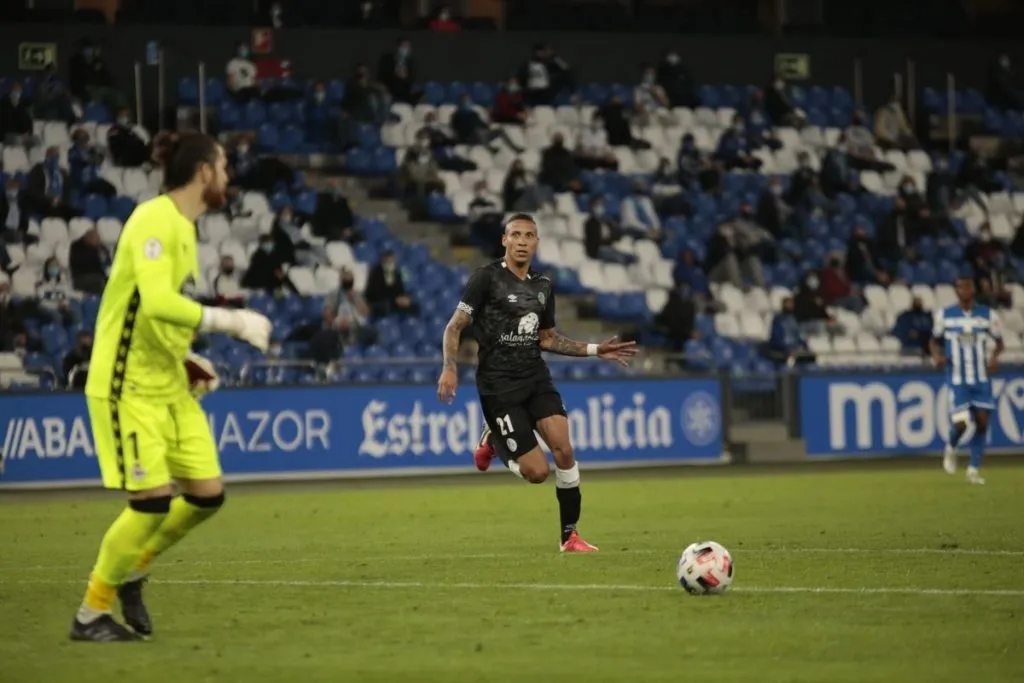 Puma Chávez presiona a Carlos Abad, portero del Dépor, en Riazor / Salamanca CF UDS