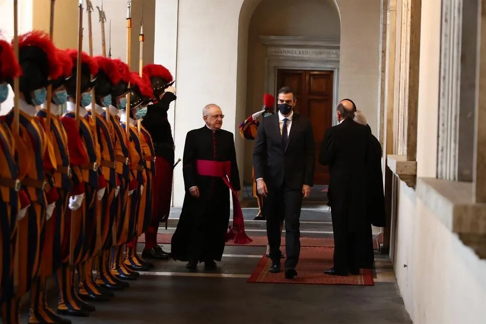 El presidente del Gobierno Pedro Sánchez a su llegada al Vaticano, recibido por el regente de la Casa Pontificia, Monseñor Leonardo Sapienza. 24 de octubre de 2020 - POOL MONCLOA/FERNANDO CALVO