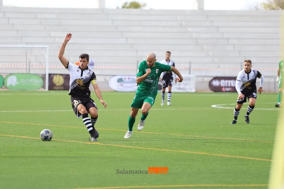 Carlos de la Nava, durante el duelo con el Compostela