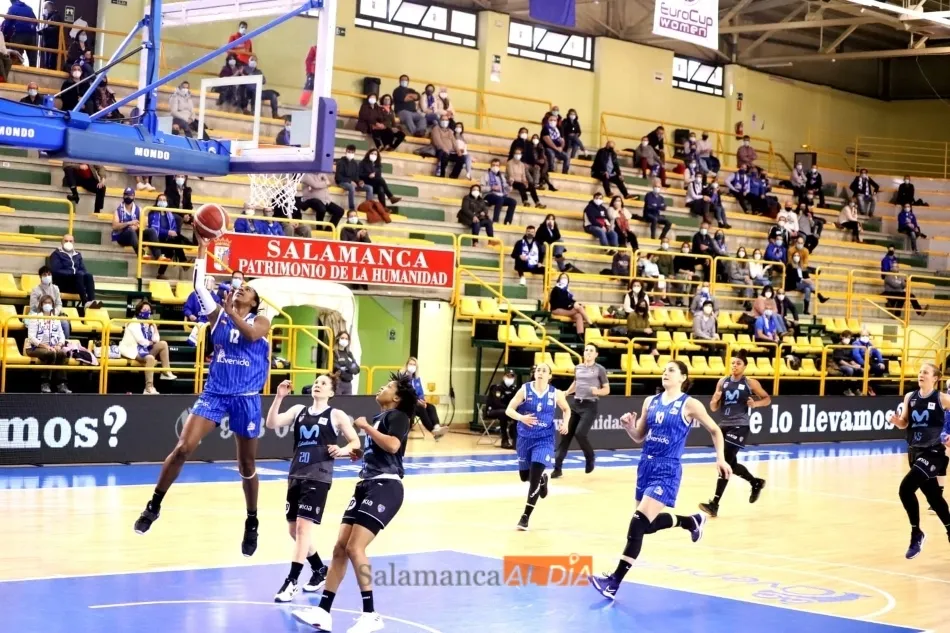 La norteamericana Tiffany Hayes realiza una entrada a canasta / Lydia González