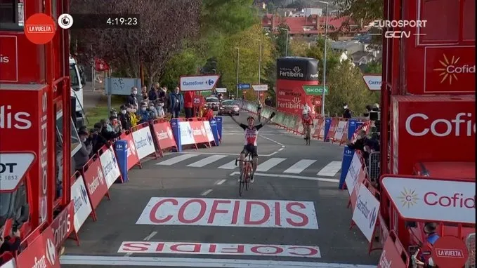 Wellens cruza la línea de meta en primera posición