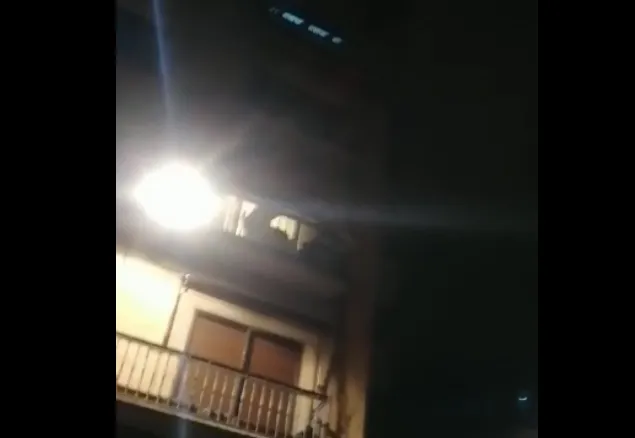 Jóvenes celebrando una fiesta en una vivienda del centro