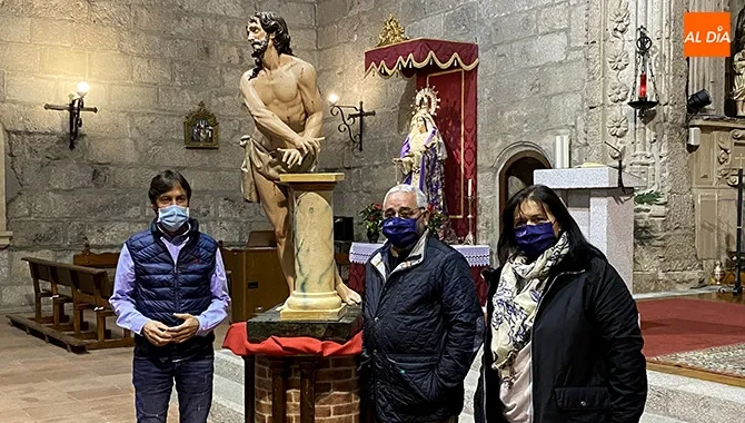Lauren Sevillano, párroco de Peñaranda, Gonzalo Jiménez, secretario general de las Edades del Hombre y Silvia Lorenzo, restauradora, presentaba la talla de Cristo atado a la columna