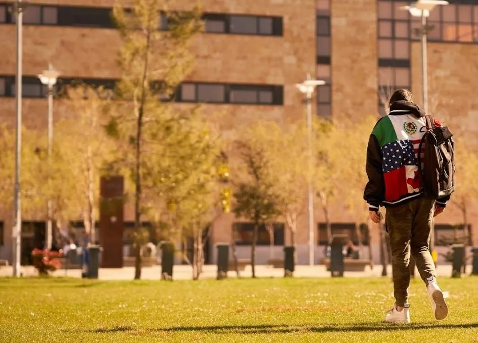 Un estudiante de la USAL en el campus - USAL