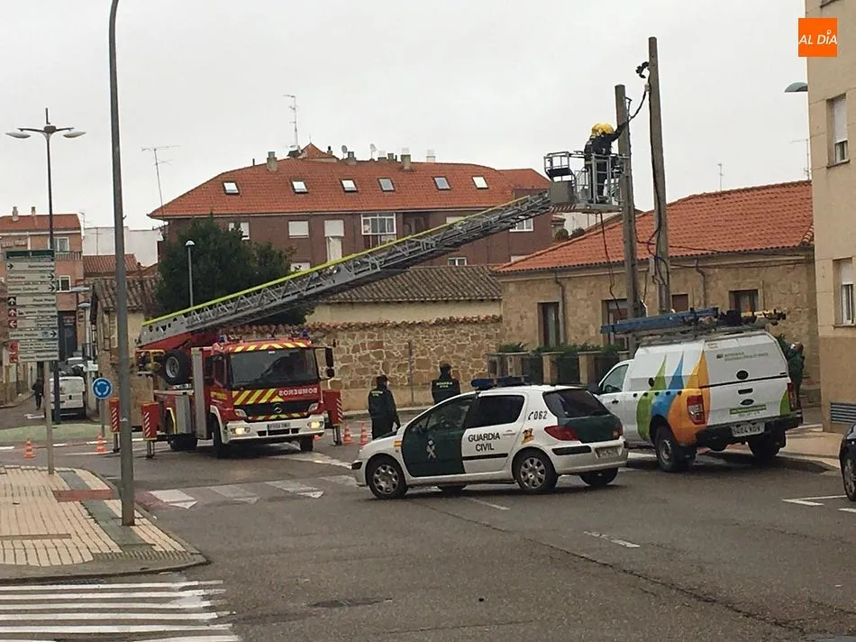 El temporal derriba un cable eléctrico en Villares de la Reina