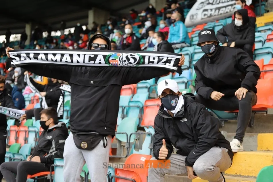Aficionados del Salamanca UDS, con la bandera de una de las peñas del club, en el campo / Lydia González