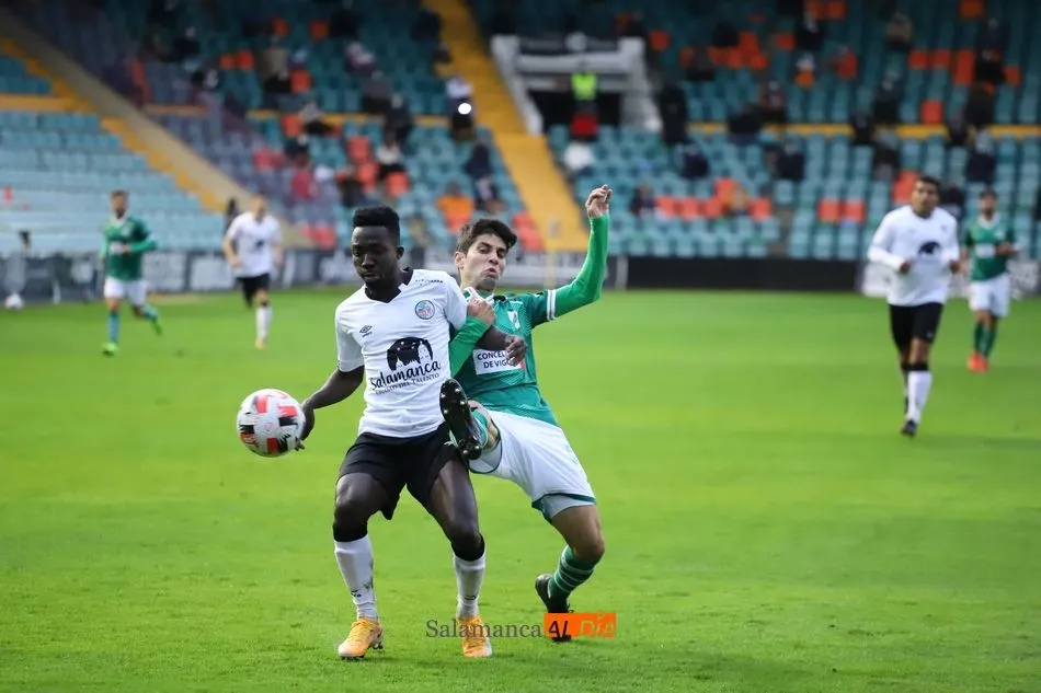 Ernest Ohemeng controla con clase un balón