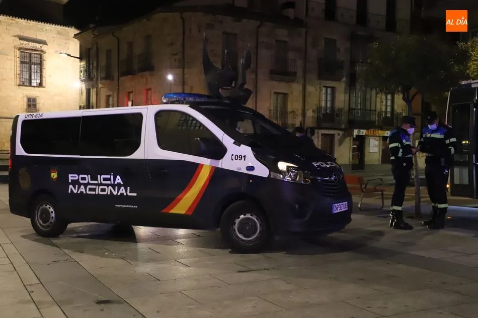 Agentes de la Policía en un control nocturno en Salamanca. Foto de archivo