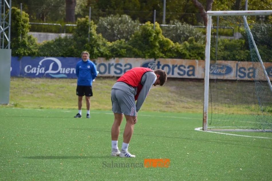 Antonio Amaro se duele mientras Egea observa atentamente al fondo / Carlos Cuervo