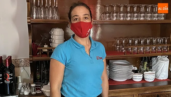 Isabel, gerente de Mesón El Candil en Peñaranda
