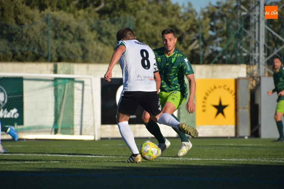 Una acción del último derbi disputado en el Municipal Luis Ramos el curso pasado