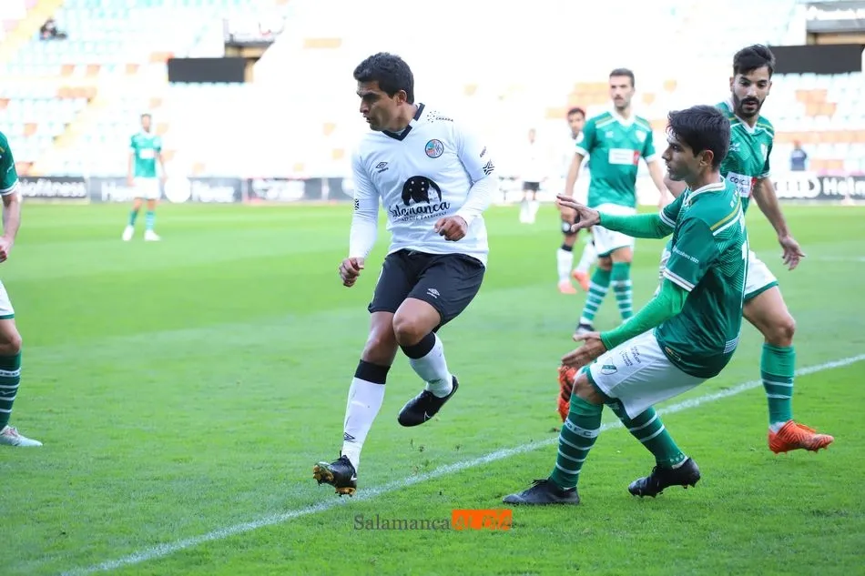 Jorge Mora, durante una acción del Salamanca UDS - Coruxo