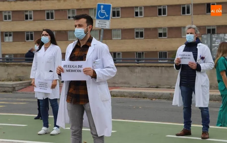 Algunos de los médicos que han participado en las protestas ante el Clínico de Salamanca. Foto de Lydia González