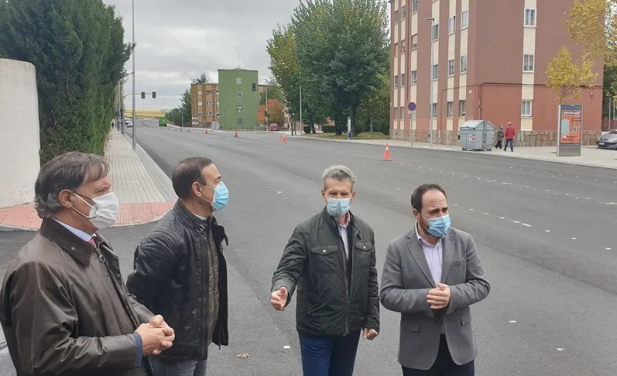 El alcalde de Salamanca, Carlos García Carbayo, acompañado por el alcalde de Carbajosa de la Sagrada, Pedro Samuel Martín, visita el avance de las obras del nuevo tramo de carril bici que conecta el centro de la ciudad con los barrios trastormesinos y el